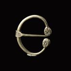 Viking periode Zilver /Saxon Mantelspeld met gezichten