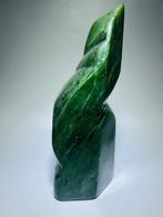Jade Nephrite Freeform Sculpture - Verschillende groene