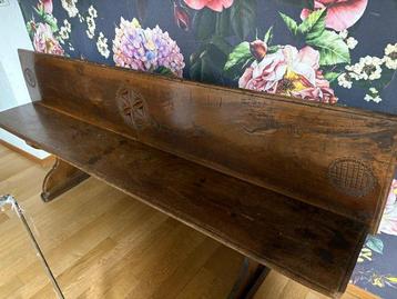 Bank - Walnoot beschikbaar voor biedingen