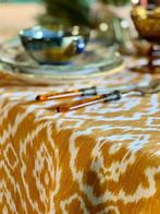 Tafelkleed met ikat-stijl patroon voor grote tafels. -