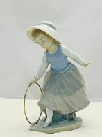 Nao by Lladró - Sculpture, Niña con aro - 20 cm - Porcelaine