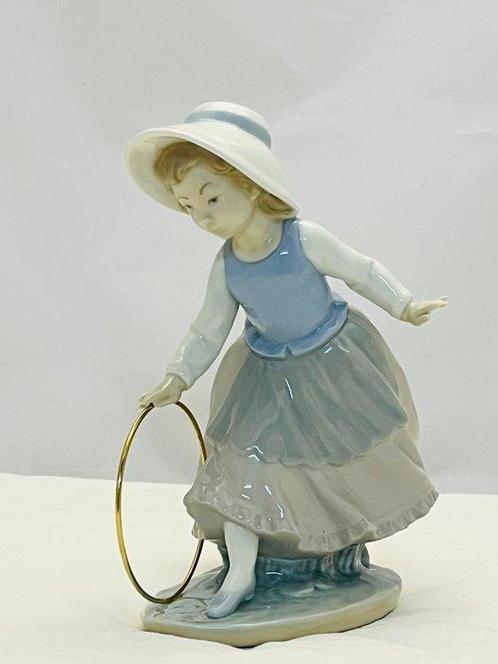Nao by Lladró - Sculpture, Niña con aro - 20 cm - Porcelaine, Antiek en Kunst, Antiek | Glaswerk en Kristal