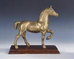 sculptuur, Messing beeld ‘paraderend paard’ op houten