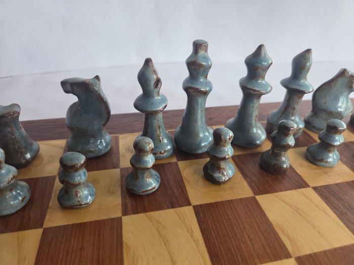 Schaakspel - Notenhouten schaakbord met keramieken, Antiek en Kunst, Curiosa en Brocante
