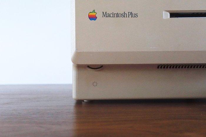 Apple (RE-CAPPED) Macintosh PLUS signed by “Steve Jobs” -, Games en Spelcomputers, Spelcomputers | Overige Accessoires
