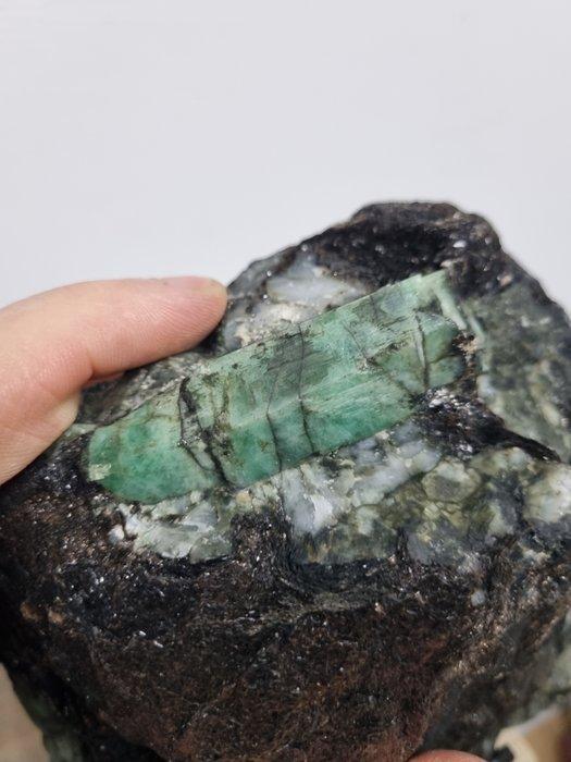 HQ XXL Emerald in Basalt - on luxury steel stand - Hoogte:, Verzamelen, Mineralen en Fossielen