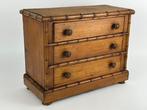 Commode - Bois - Un coffre en faux bambou pour poupées