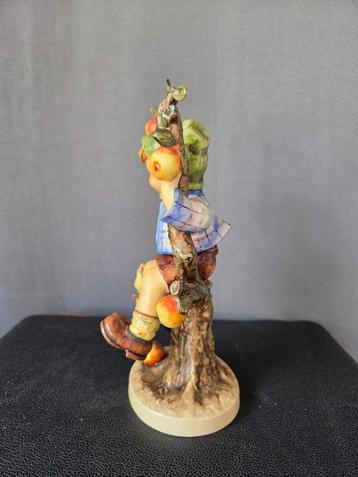 Goebel - Beeldje - Hummel N° 142/V APPLE TREE BOY - TMK 3