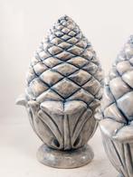 Decoratief ornament - Italië - Paar keramische dennenappels