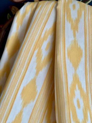 Largeur double. Tissu exclusif imprimé ikat ethnique pour
