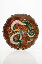 Plat - A circular and lobed cloisonné plate depicting a ry, Antiek en Kunst