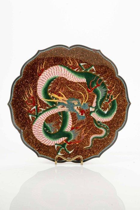Plat - A circular and lobed cloisonné plate depicting a ry, Antiek en Kunst, Antiek | Overige Antiek