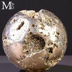 Sphère de pyrite — formation géodique avec cristaux, Collections