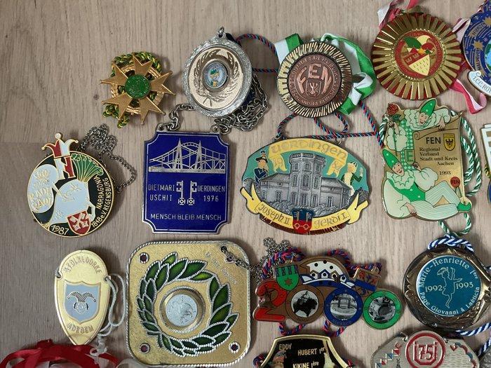 Themacollectie - Medailles, pins, spelden, Antiek en Kunst, Antiek | Speelgoed