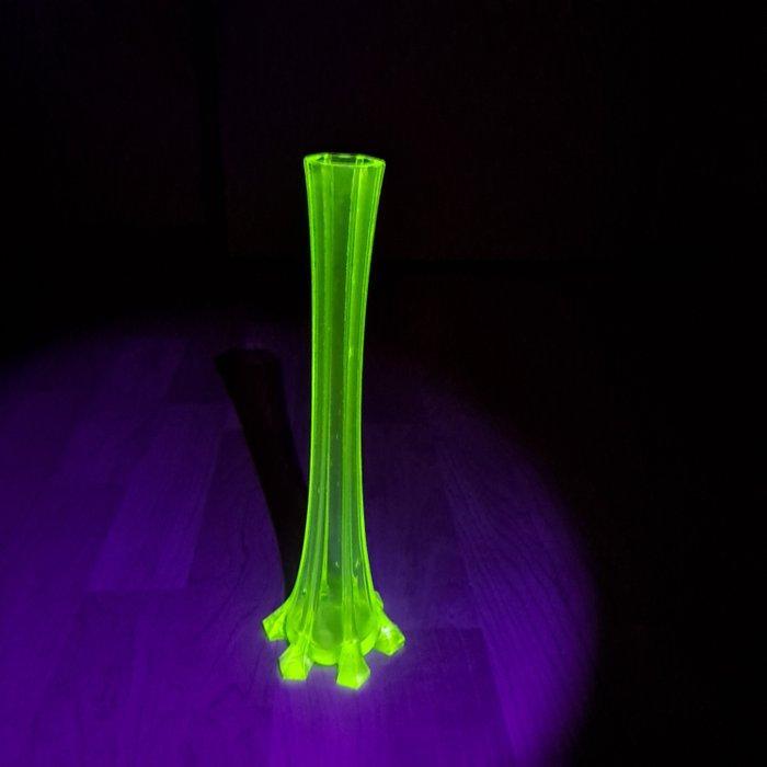 Vaas - Monofiore - Uraniumglas - Soliflore Uranio 30 cm, Antiek en Kunst, Antiek | Glaswerk en Kristal