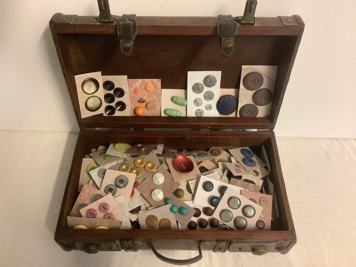 Themacollectie - Vintage Knopen 850 stuks in een houten, Antiek en Kunst, Antiek | Speelgoed