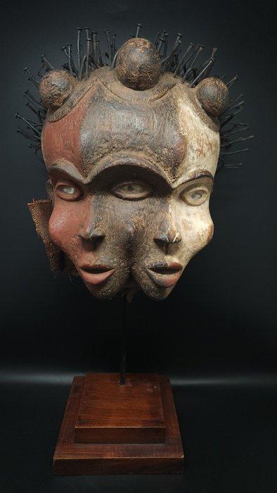 Prachtig fetischmasker met spijkers. - Bakongo -, Antiquités & Art, Art | Art non-occidental