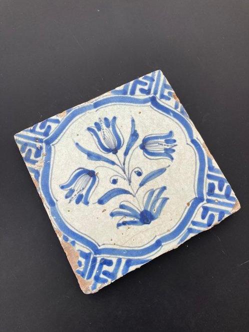 Carreau - Ancien carreau de Delft bleu avec trois tulipes -, Antiek en Kunst, Antiek | Glaswerk en Kristal