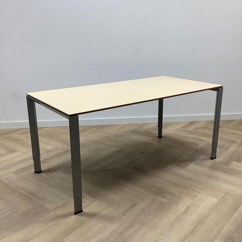 Tweedehands Ahrend 700 verstelbaar bureau / tafel, (bxd), Huis en Inrichting, Bureaus, Bureau, Gebruikt, In hoogte verstelbaar