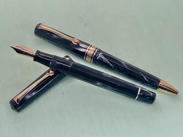Omas - Precious Omas Dama set in pearl gray celluloid. -