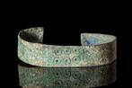Viking periode Bronzen armband met ring en stippenmotief