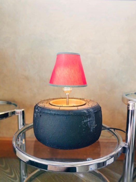 Racing - F1 style - Tafellamp - Kartwiel lamp - Rubber, Antiek en Kunst, Curiosa en Brocante