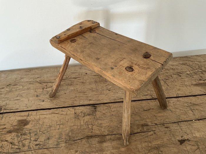 Tabouret - Bois - Un tabouret de traite en bois, Antiquités & Art, Art | Objets design