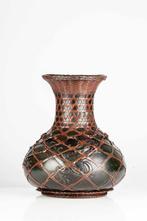 Vaas - Brons, Een zeldzame bronzen vaas versierd met een