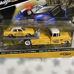 Maisto 1:64 - Modelauto (2) - 1957 Chevrolet Flatbed Truck