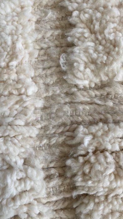 Tijdloze Marokkaanse Warmte - Authentiek Handgeknoopt Berber, Huis en Inrichting, Stoffering | Tapijten en Vloerkleden