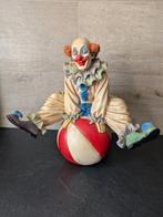 Jun Asilo - Figuur - Clown op bal - 38 cm - Composiet, Antiquités & Art, Curiosités & Brocante
