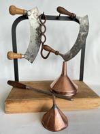 Een smeedijzer rek met haken om droogworsten op te hangen,