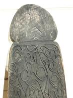 Een ongebruikelijk goed gesneden oud schild van de Asmat -