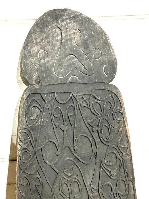 Een ongebruikelijk goed gesneden oud schild van de Asmat -, Antiek en Kunst, Kunst | Niet-Westerse kunst