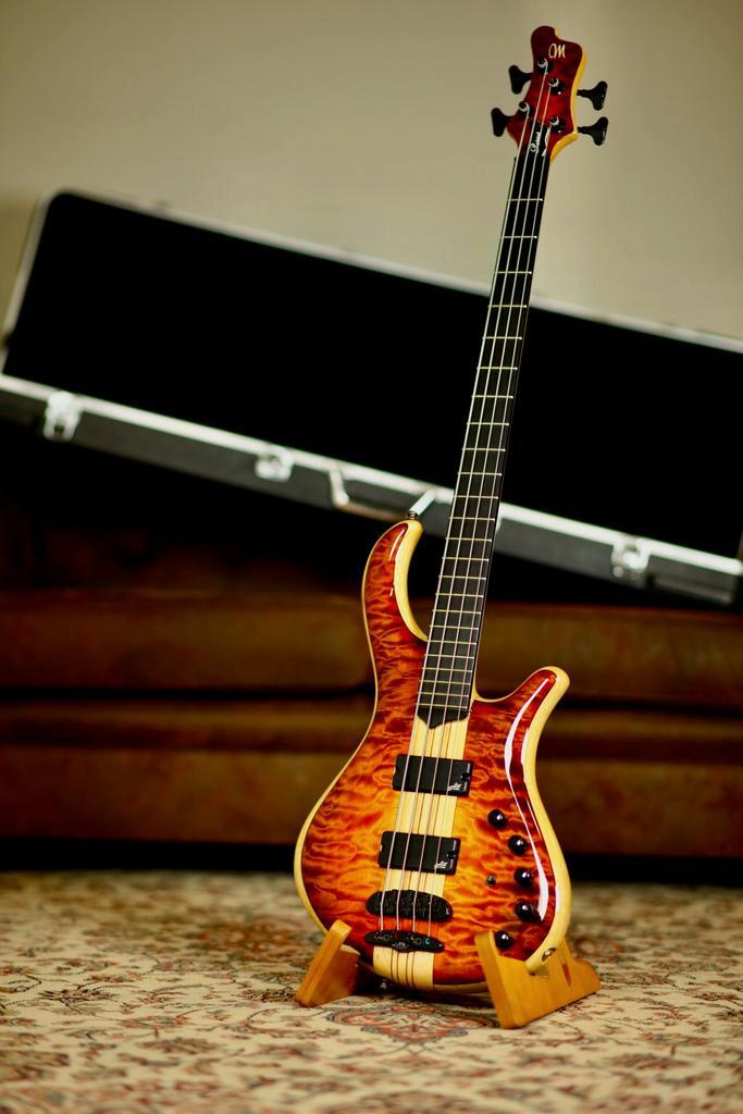 Mayones Patriot 4 Custom Aguilar AAAA | Quilted Maple, Musique & Instruments, Instruments à corde | Guitares | Basses, Envoi