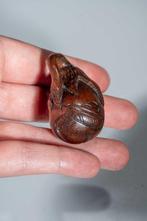 Un netsuke en bois fin, représentant un aubergine sculptée, Antiek en Kunst