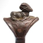 Mesopotamisch Brons Bijlkop met liggende steenbok, Antiek en Kunst