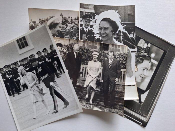 Agenzie - The Queen Elisabeth - British Royal Family 16, Antiek en Kunst, Kunst | Designobjecten