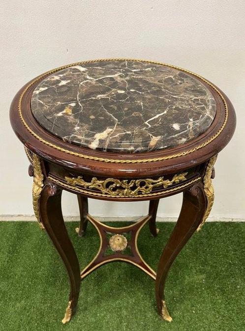 Tafel - donkerbruine tafel - BLOEMBED met messing ornamenten, Antiek en Kunst, Curiosa en Brocante