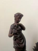 Beeldje - Klassiek figuur met vogel in weide - 51 cm -, Antiek en Kunst