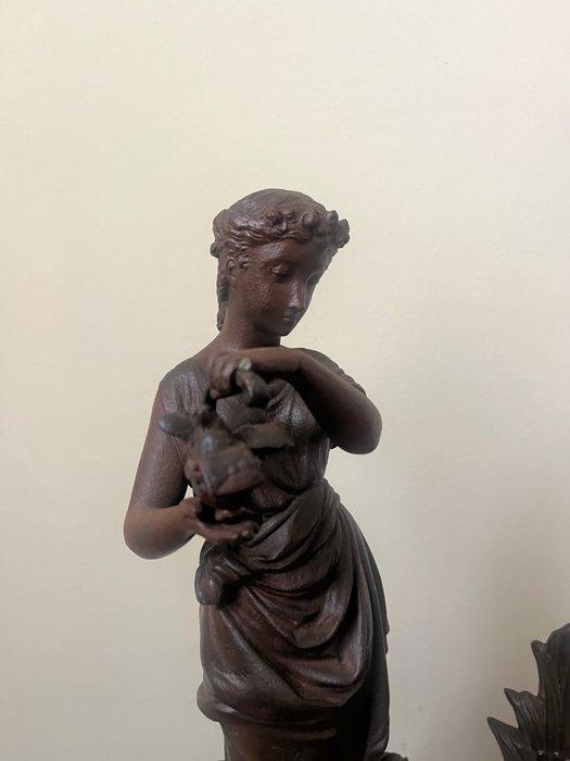 Beeldje - Klassiek figuur met vogel in weide - 51 cm -, Antiek en Kunst, Antiek | Keramiek en Aardewerk