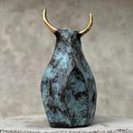 Beeld, NO RESERVE PRICE - Bronze patinated statue of an