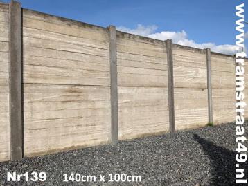 Oude bouwmaterialen - wandpanelen, legplanken en platen beschikbaar voor biedingen