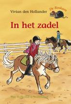 In het zadel / De Roskam 9789026917066 Vivian den Hollander, Boeken, Kinderboeken | Jeugd | onder 10 jaar, Verzenden, Gelezen