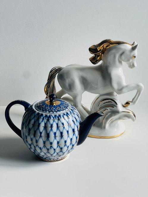 Lomonosov Imperial Porcelain Factory - S.Yakovleva -, Antiek en Kunst, Antiek | Meubels | Tafels