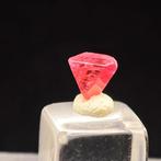 0,6 ct TOP roter glasklarer Spinel Kristall in 3-ecks vorm!-, Verzamelen