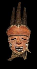 Masque féminin Mbuya PUMBU du peuple de louest. - Pende -, Antiek en Kunst, Kunst | Niet-Westerse kunst