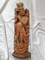 Statue en bois sculptée à la main du dieu hindou Krishna,