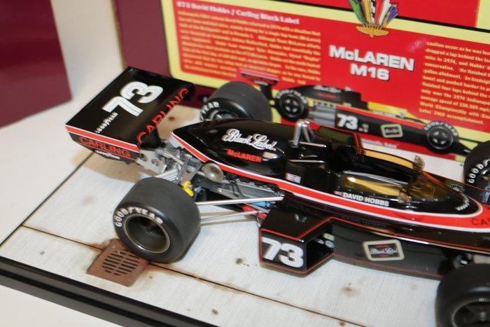 Carousel 1:18 - Modelauto - Carousel 1 #4802 McLaren M16, Hobby en Vrije tijd, Modelauto's | 1:5 tot 1:12