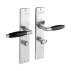 Geveerde deurklink Retro mat nikkel op schild met WC-slot..., Ophalen of Verzenden, Klink of Kruk